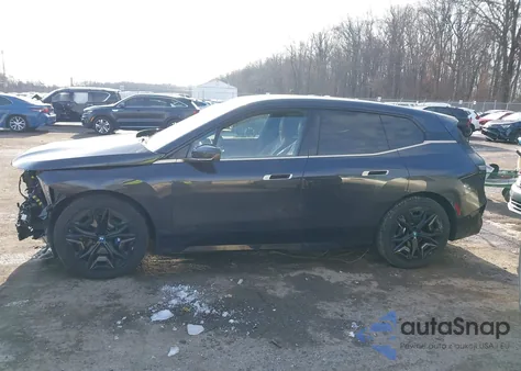 2023 BMW Ix M60 z USA, uszkodzony, nr VIN WB533CF02PCL97776